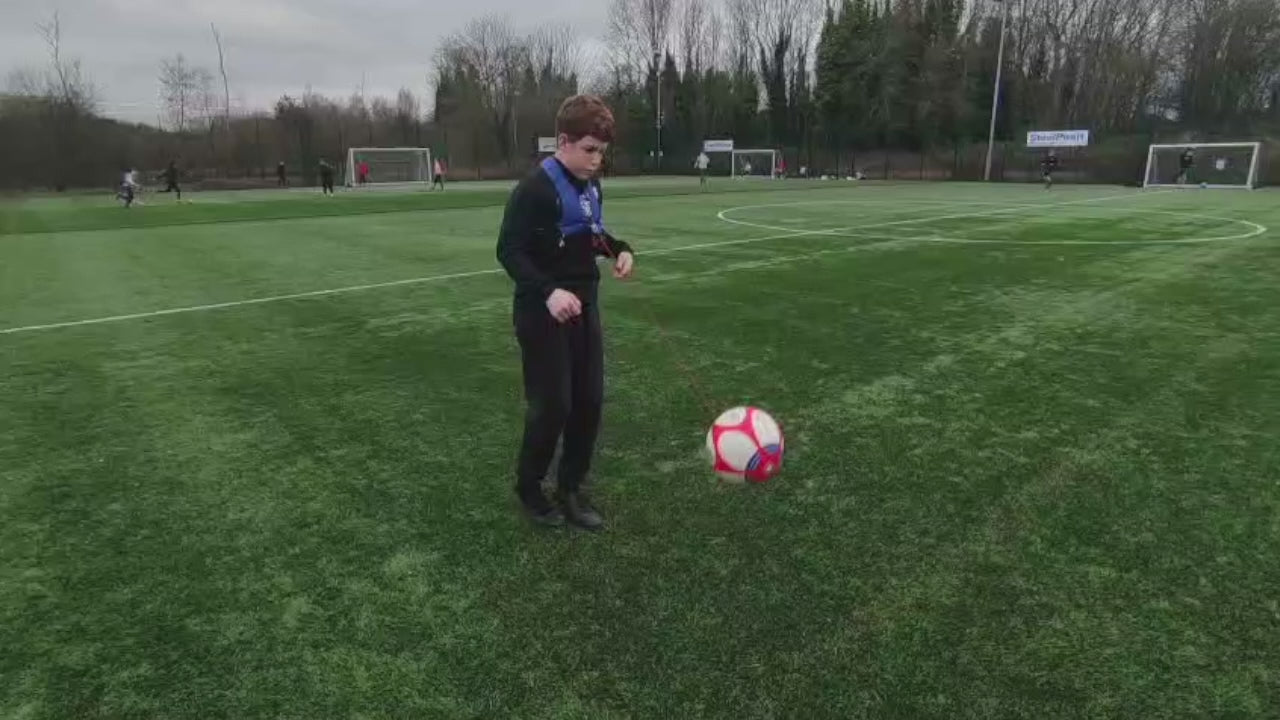 Demostración en vídeo de ejercicios de golpeo pase y control con Llera Sport Skill Ball Pro