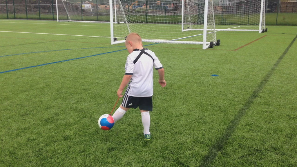 Vídeo demostrativo de ejercicios de golpeo y control con el balón con arnés infantil Llera Sport en campo de fútbol