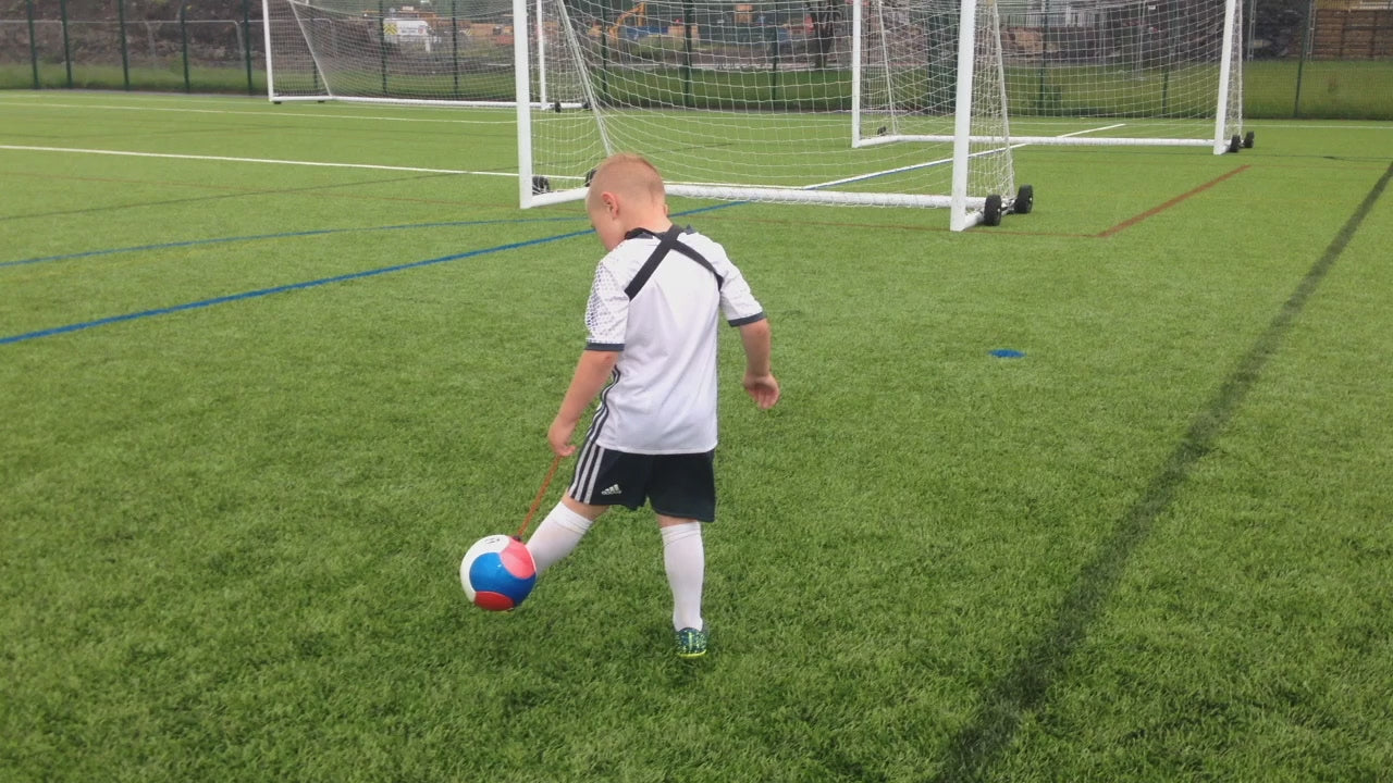Vídeo demostrativo de ejercicios de golpeo y control con el balón con arnés infantil Llera Sport en campo de fútbol